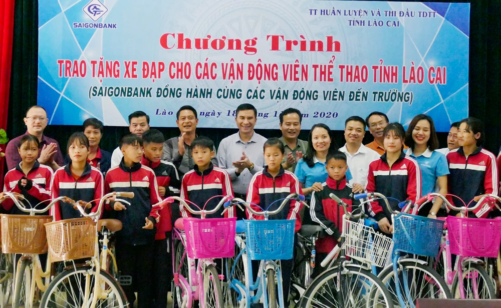 Các đại biểu tham quan các loại nông sản an toàn.