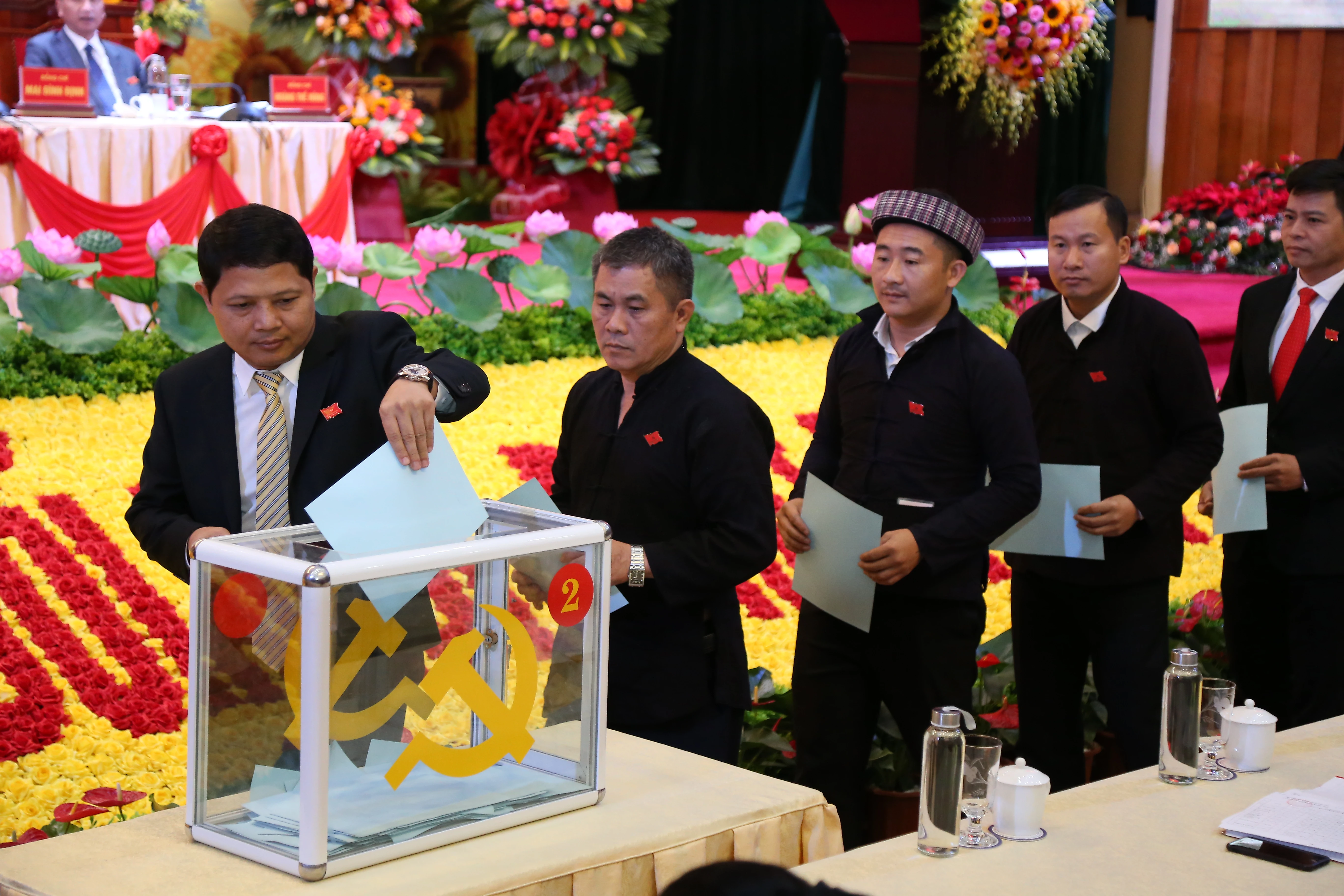 Các đại biểu bỏ phiếu bầu Ban Chấp hành Đảng bộ tỉnh khóa XVI.