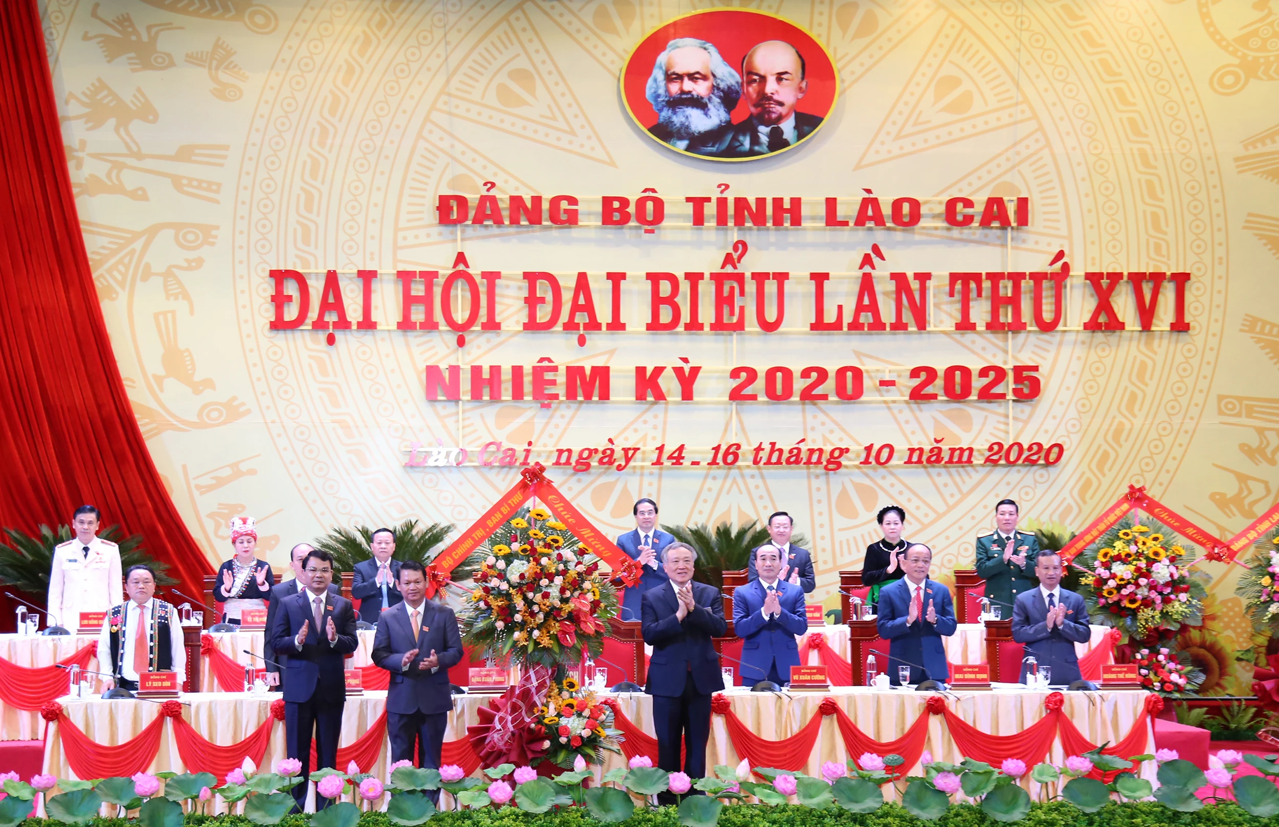 Quang cảnh Đại hội. Đồng chí Nguyễn Hòa Bình, Bí thư Trung ương Đảng, Chánh án Tòa án nhân dân Tối cao tặng lẵng hoa chúc mừng Đại hội.