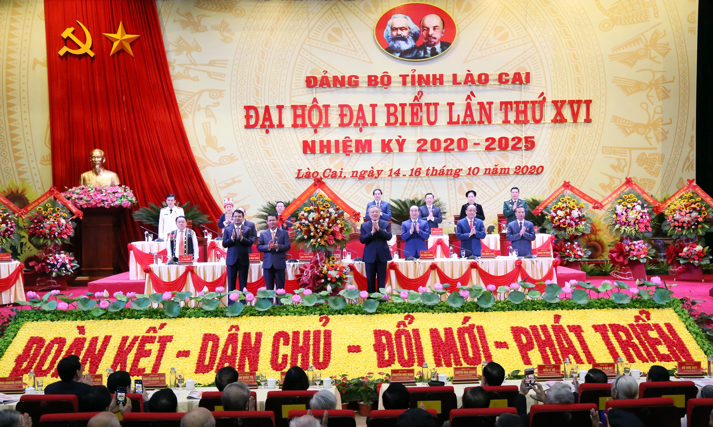 Đồng chí Nguyễn Hòa Bình, Bí thư Trung ương Đảng, Chánh án Tòa án nhân dân Tối cao tặng lẵng hoa chúc mừng Đại hội. Quang cảnh Lễ khai mạc Đại hội.