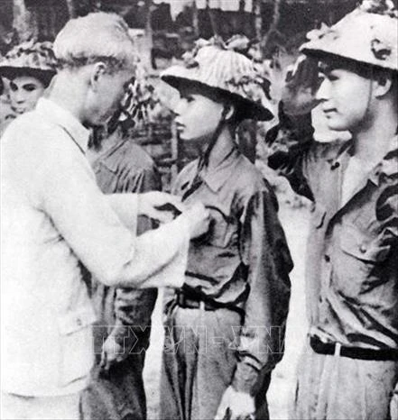 Chủ tịch Hồ Chí Minh thưởng huy hiệu cho các chiến sĩ lập nhiều chiến công trong chiến dịch Điện Biên Phủ.