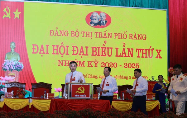 Các đại biểu bỏ phiếu bầu Ban Chấp hành khóa mới.
