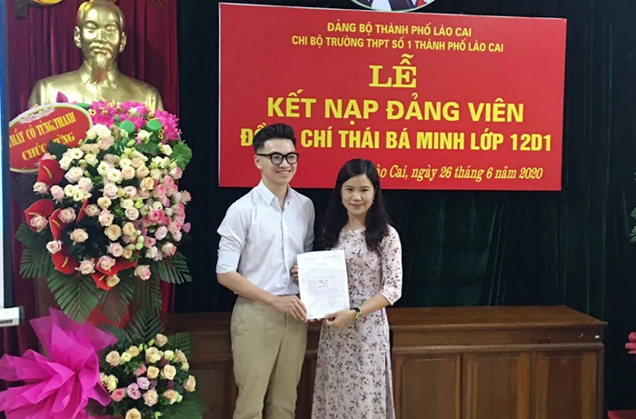 Học sinh Thái Bá Minh (trái) là đảng viên học sinh đầu tiên của Chi bộ Trường THPT số 1 TP Lào Cai.