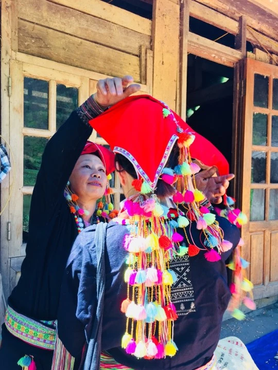 Tác phẩm “Ngày hội” của tác giả Dương Toản (Lào Cai) đoạt giải Nhất. Tác phẩm “Lễ cấp sắc” của tác giả Thành Thế Vinh (Hà Nội) giải Nhì. Tác phẩm “Đám cưới người Phù Lá” của tác giả Phạm Ngọc Triển (Lào Cai) giải Nhì. Tác phẩm “Cán đích” của tác giả Lương Thế Trung (Lào Cai) giải Ba. Tác phẩm “Cô dâu người Dao đỏ” của tác giả Nguyễn Thu Hiền (Lào Cai) giải Ba. Tác phẩm “Giao Lưu” của tác giả Nguyễn Gia Lâm (Lào Cai) giải Ba. Tác phẩm “Phơi ngô” của tác giả Hoàng Hải (Lào Cai) đoạt giải nhiều lượt Like ảnh. Tác phẩm “Chuẩn bị đi hội” của tác giả Lê Thanh Cường (Báo Lào Cai) đoạt giải nhiều lượt chia sẻ nhất.
