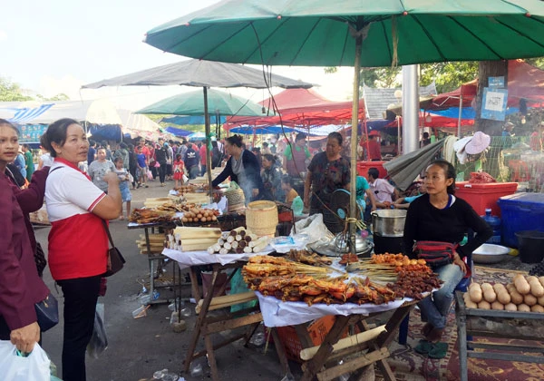 Món ăn Lào bày bán bên đường phố.
