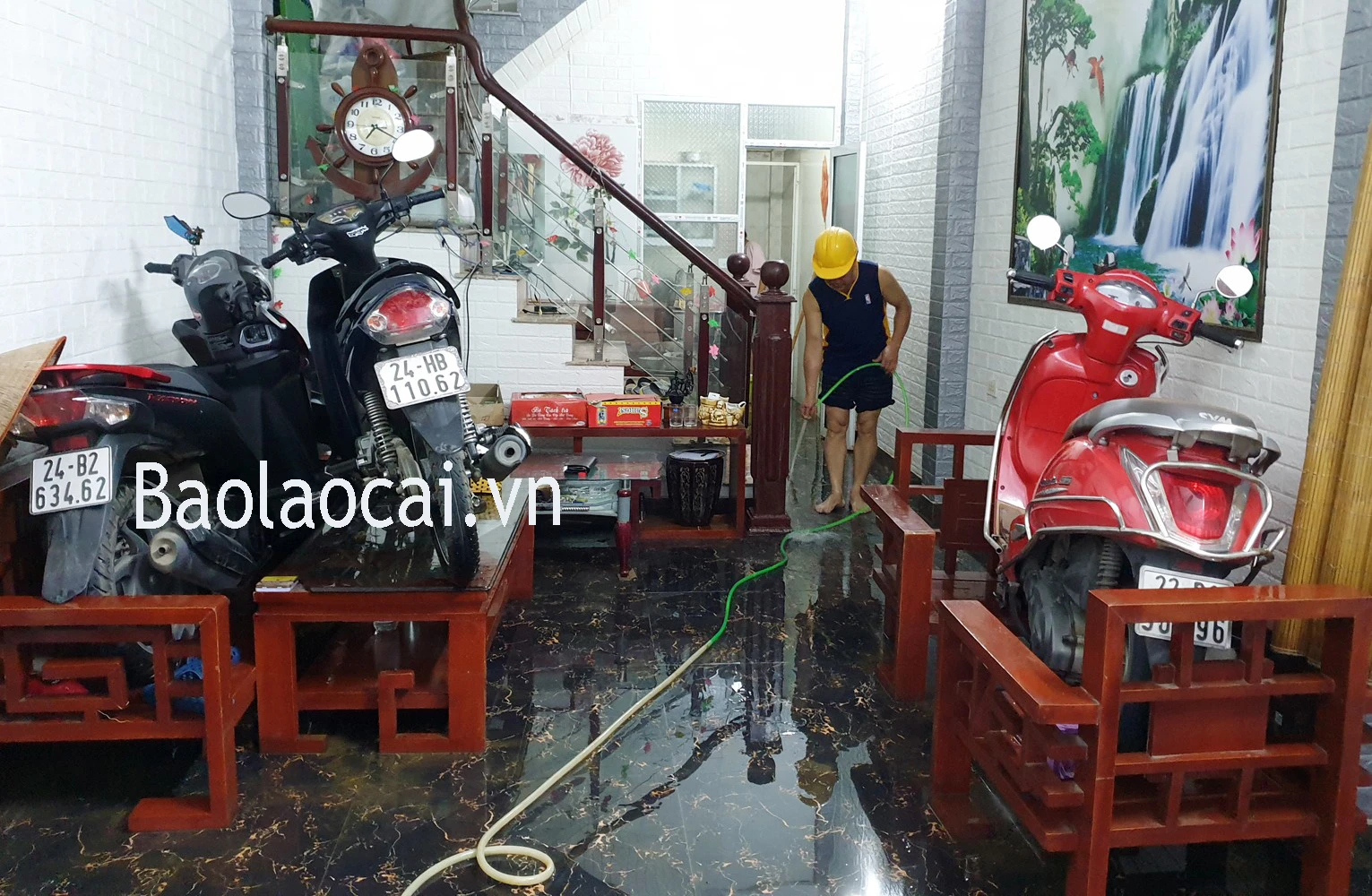 Pom Hán: Mưa hơn 2 tiếng đồng hồ, đường thành biển nước ảnh 5