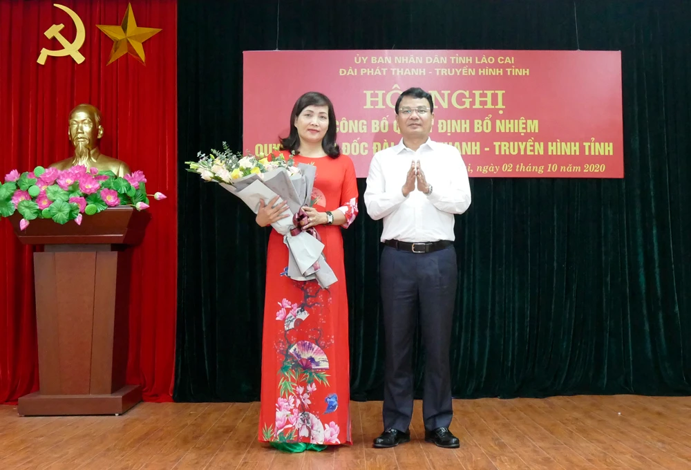 Chủ tịch UBND tỉnh Đặng Xuân Phong trao Quyết định điều động, bổ nhiệm Quyền Giám đốc Đài Phát thanh –Truyền hình tỉnh Lào Cai.