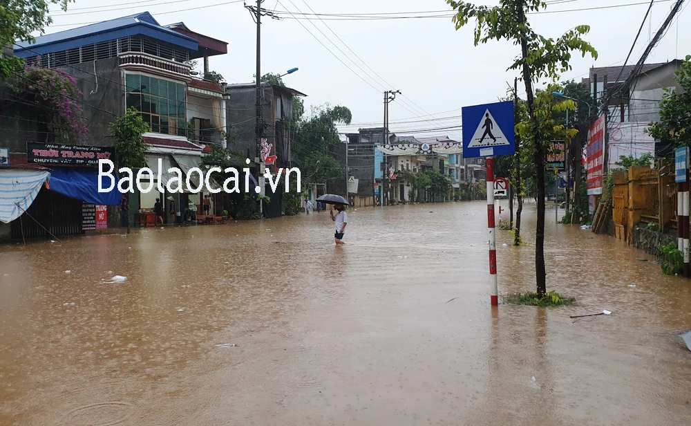 Đoạn đường thành biển nước. Nước tràn vào nhà dân.