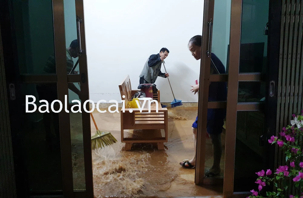 Pom Hán: Mưa hơn 2 tiếng đồng hồ, đường thành biển nước ảnh 4