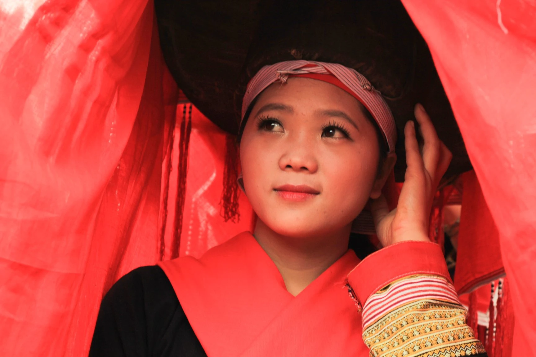 Tác phẩm “Ngày hội” của tác giả Dương Toản (Lào Cai) đoạt giải Nhất. Tác phẩm “Lễ cấp sắc” của tác giả Thành Thế Vinh (Hà Nội) giải Nhì. Tác phẩm “Đám cưới người Phù Lá” của tác giả Phạm Ngọc Triển (Lào Cai) giải Nhì. Tác phẩm “Cán đích” của tác giả Lương Thế Trung (Lào Cai) giải Ba. Tác phẩm “Cô dâu người Dao đỏ” của tác giả Nguyễn Thu Hiền (Lào Cai) giải Ba. Tác phẩm “Giao Lưu” của tác giả Nguyễn Gia Lâm (Lào Cai) giải Ba. Tác phẩm “Phơi ngô” của tác giả Hoàng Hải (Lào Cai) đoạt giải nhiều lượt Like ảnh. Tác phẩm “Chuẩn bị đi hội” của tác giả Lê Thanh Cường (Báo Lào Cai) đoạt giải nhiều lượt chia sẻ nhất.