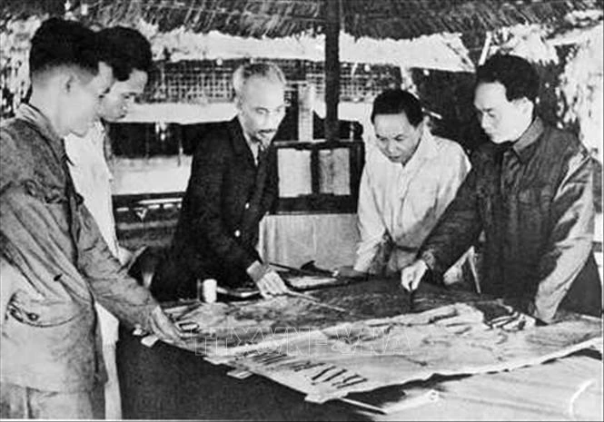 Ngày 6/12/1953, Bộ Chính trị tổ chức cuộc họp dưới sự chủ trì của Chủ tịch Hồ Chí Minh để nghe Tổng Quân ủy báo cáo và duyệt lần cuối kế hoạch tác chiến Đông - Xuân 1953 - 1954, đồng thời quyết định mở Chiến dịch Điện Biên phủ với quyết tâm tiêu diệt bằng được tập đoàn cứ điểm này.