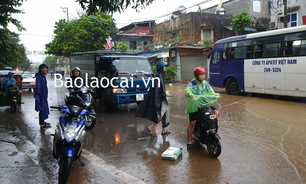 Pom Hán: Mưa hơn 2 tiếng đồng hồ, đường thành biển nước ảnh 9