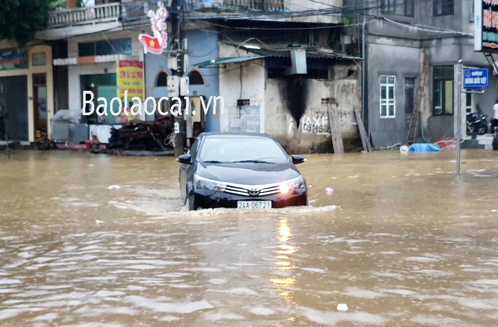 Pom Hán: Mưa hơn 2 tiếng đồng hồ, đường thành biển nước ảnh 8