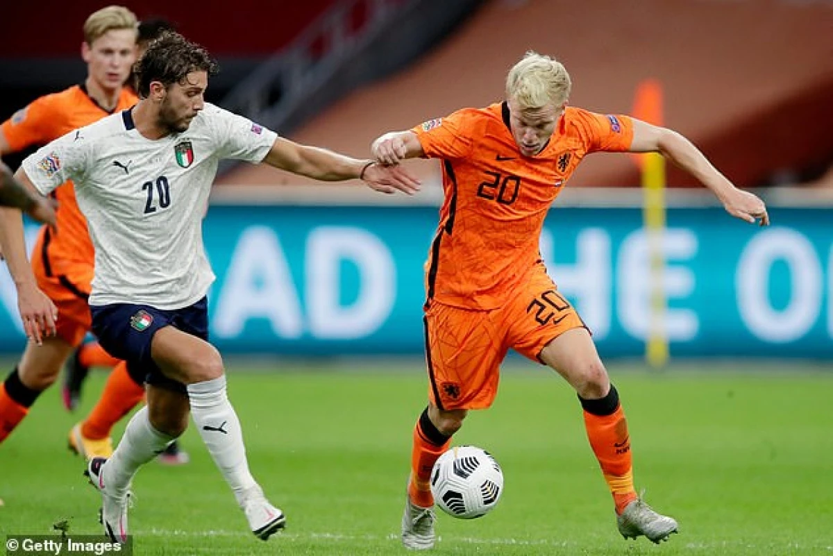 Tân binh MU - Donny van de Beek bất lực nhìn Hà Lan thất thủ 0-1 trước Italia ngay trên sân nhà. (Ảnh: Getty)