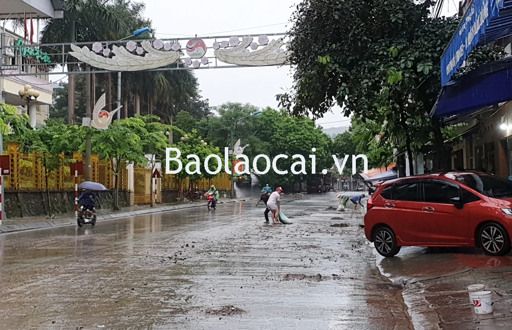 Pom Hán: Mưa hơn 2 tiếng đồng hồ, đường thành biển nước ảnh 10