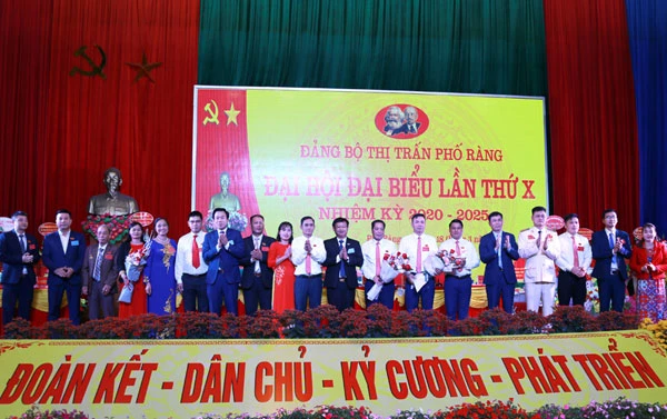 Ban Chấp hành khóa mới ra mắt đại hội.
