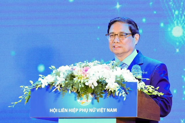Thủ tướng bày tỏ rất ấn tượng trước những ý tưởng táo bạo, đổi mới của các đề án khởi nghiệp của phụ nữ - Ảnh: VGP/Nhật Bắc