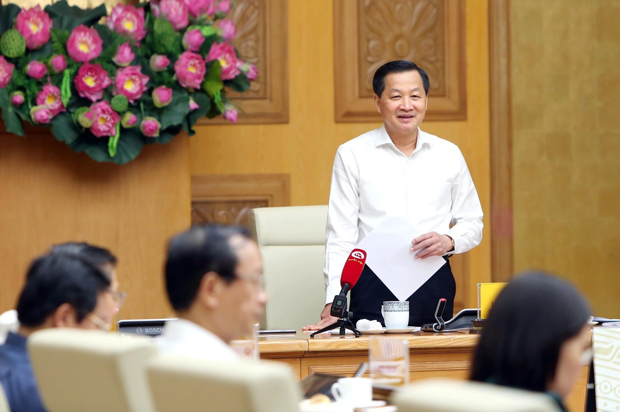 Phó Thủ tướng Lê Minh Khái "chốt" thời hạn trình phương án điều chỉnh giá điện, dịch vụ y tế. Ảnh VGP