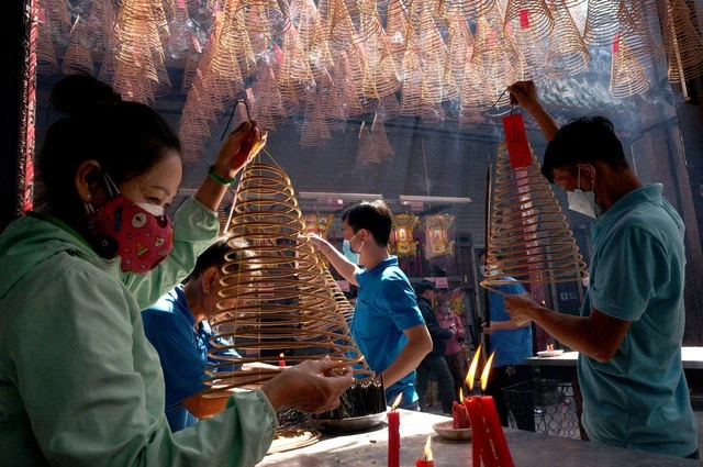 Mỗi ngôi nhà Việt Nam thường có bàn thờ, và sẽ được thắp hương, dâng lễ vật và hoa vào dịp lễ.
