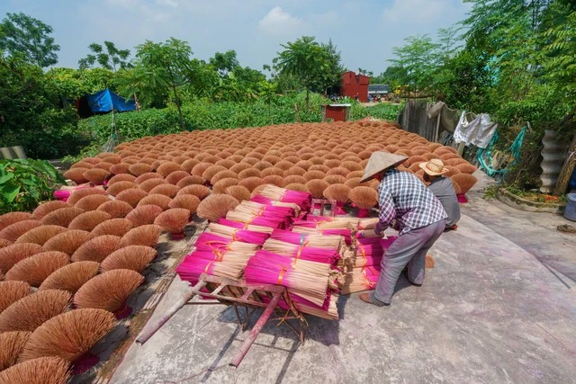 Nhang truyền thống làng Quảng Phú Cầu, Hà Nội, Việt Nam.