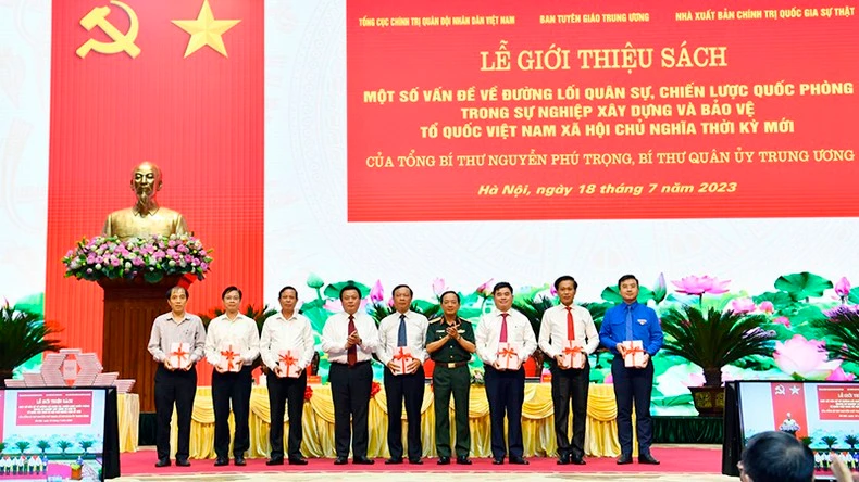 Ban Tổ chức trao sách quý của Tổng Bí thư tặng đại diện các ban, bộ, ngành, cơ quan Trung ương.