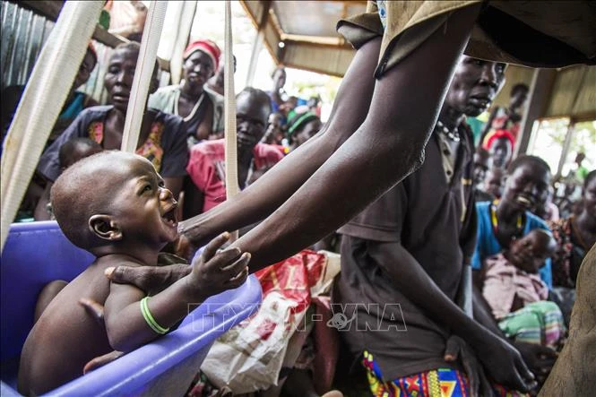 Kiểm tra sức khỏe cho trẻ em suy dinh dưỡng tại Panthau, Nam Sudan.