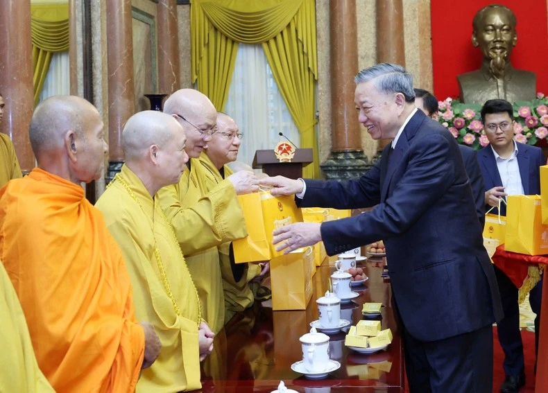 Chủ tịch nước Tô Lâm tặng quà cho các đại biểu. (Ảnh: TTXVN)
