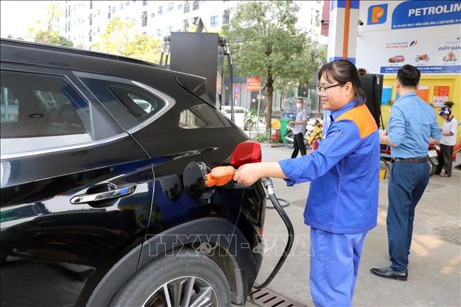 Hoạt động bán xăng tại cửa hàng số 11 Petrolimex. Ảnh: Hoàng Ngọc/TTXVN