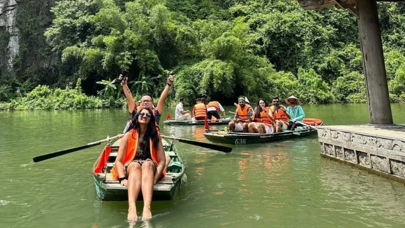 Du khách nước ngoài hứng thú với trải nghiệm ở Tràng An, Ninh Bình.