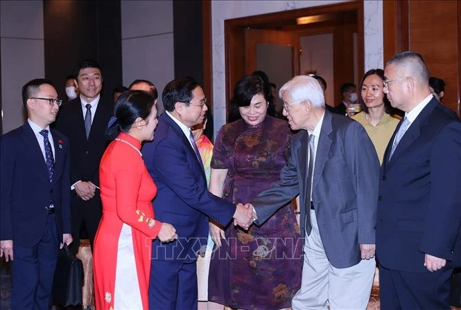 Thủ tướng Phạm Minh Chính với các nhân sĩ hữu nghị Trung Quốc.