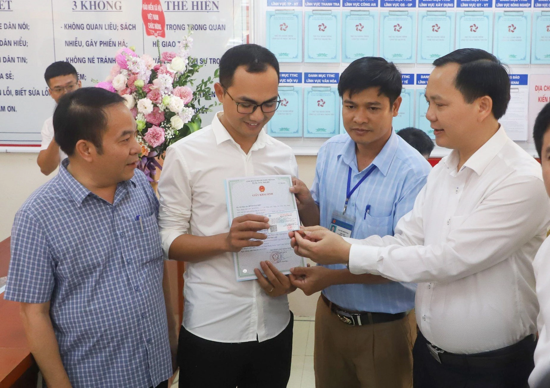 Trao giấy khai sinh, thẻ BHYT qua TTHC liên thông cho phụ huynh có con mới sinh tại tỉnh Hà Nam..jpg