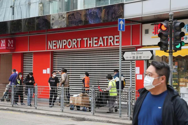 Người dân Hong Kong đeo khẩu trang khi đi bộ ngoài phố.