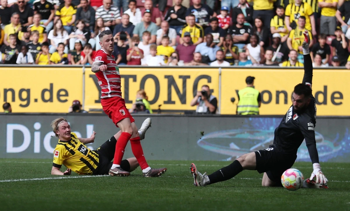 Brandt ấn định chiến thắng 3-0 của Dortmund trước Augsburg.
