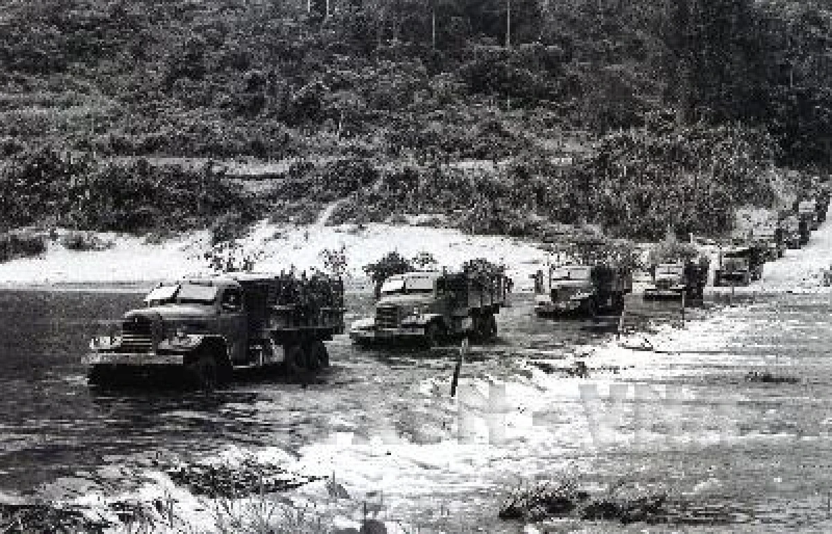 Đoàn xe vận tải 238 vận chuyển hàng hóa cho Chiến dịch Tây Nguyên.