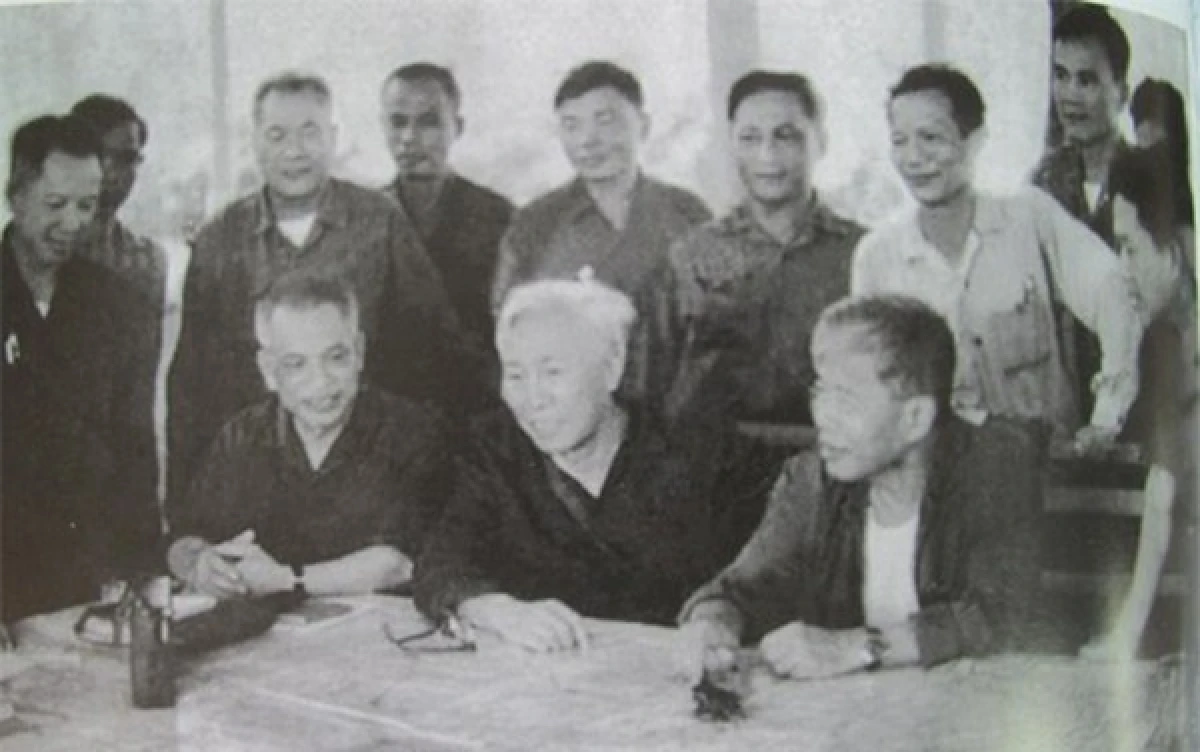 Đại tướng Văn Tiến Dũng (ngồi ngoài cùng, bên trái) và các cán bộ trong Bộ Chỉ huy Chiến dịch Hồ Chí Minh tháng 4/1975.