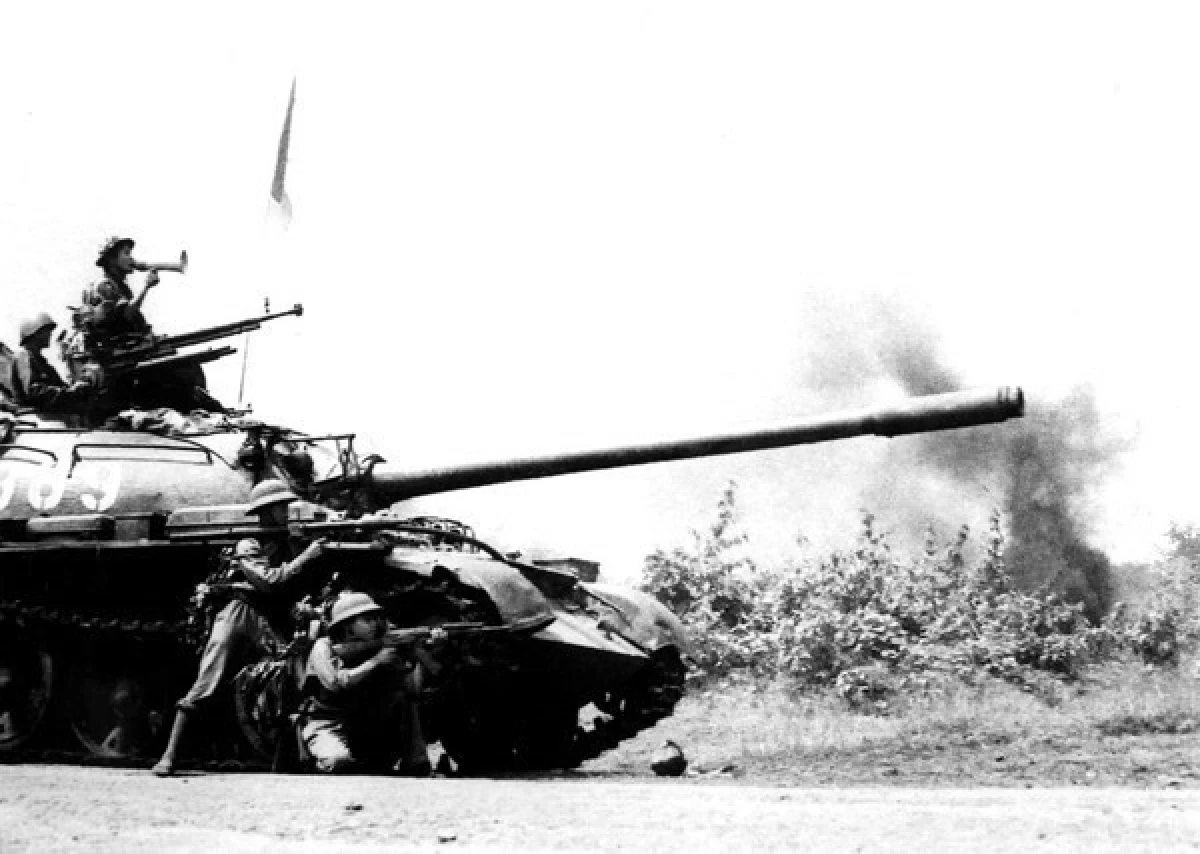 Xe tăng quân giải phóng tiến công thị xã Buôn Ma Thuột, ngày 10/3/1975 trong Chiến dịch Tây Nguyên.