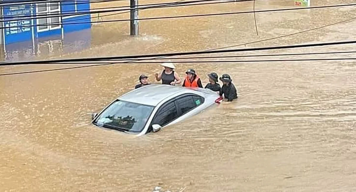 Công an phối hợp với người dân hỗ trợ các phương tiện giao thông bị chết máy.