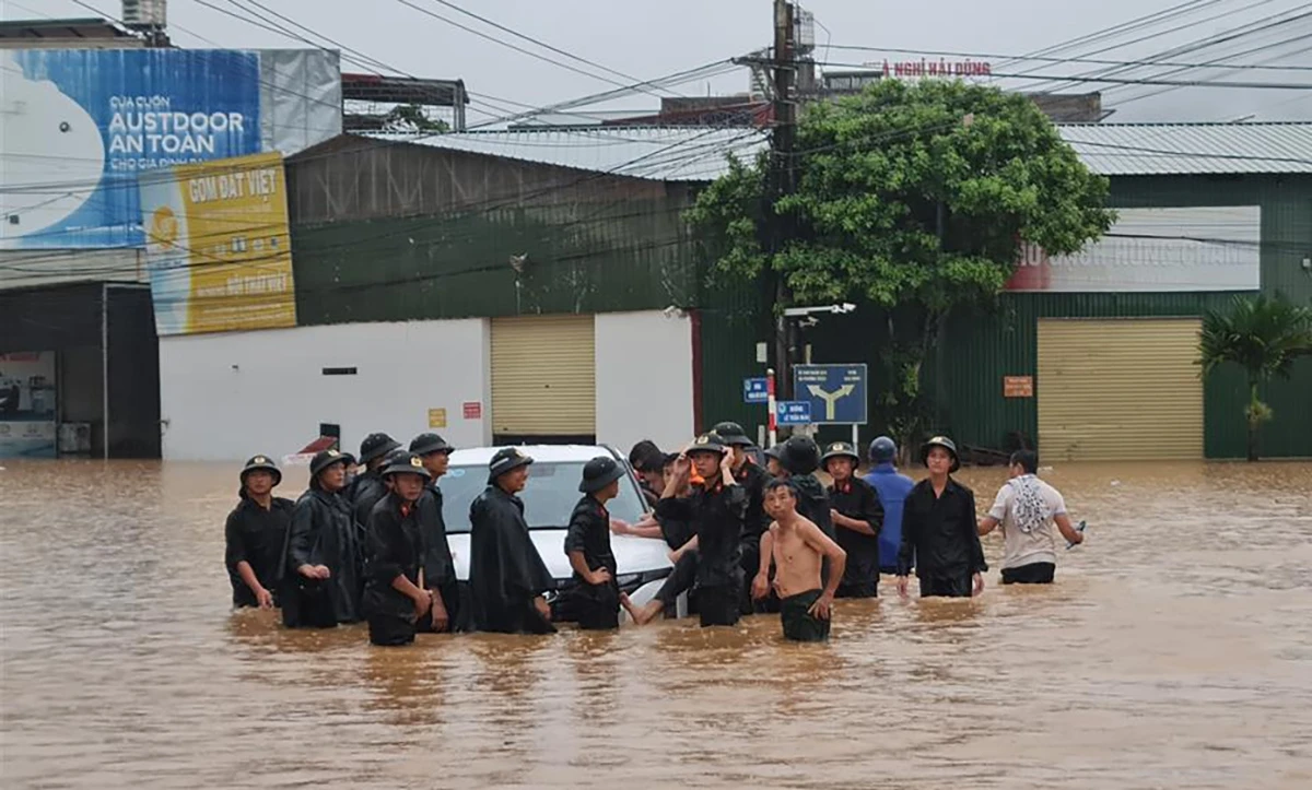 Công an tỉnh Hà Giang hỗ trợ người dân đưa phương tiện qua khu vực nguy hiểm.
