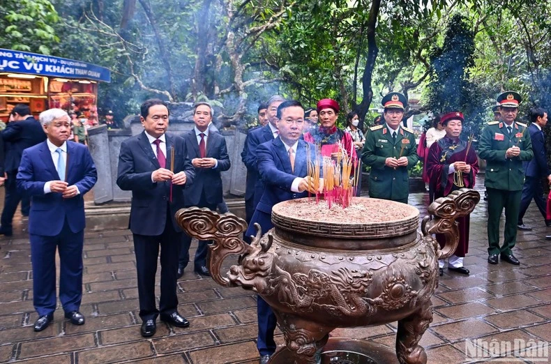 Chủ tịch nước Võ Văn Thưởng và các đại biểu dâng hương tưởng niệm các Vua Hùng tại đền Giếng.