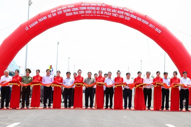 Thủ tướng Phạm Minh Chính cùng các đại biểu cắt băng khánh thành các dự án thành phần Mai Sơn - Quốc lộ 45, Phan Thiết - Dầu Giây tại nút giao Phan Thiết, xã Hàm Kiệm, huyện Hàm Thuận Nam, tỉnh Bình Thuận.