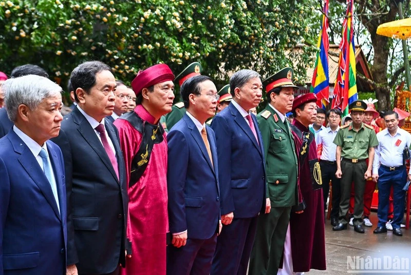 Chủ tịch nước Võ Văn Thưởng và các đồng chí lãnh đạo Đảng, Nhà nước và tỉnh Phú Thọ thành kính tưởng niệm các Vua Hùng tại đền Thượng.
