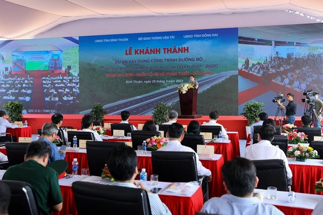 Thủ tướng cảm ơn bà con Nhân dân trong vùng ảnh hưởng của các dự án, đã sẵn sàng nhường đất, dời nhà, nhường chỗ ở, nhường chỗ canh tác để triển khai các dự án.