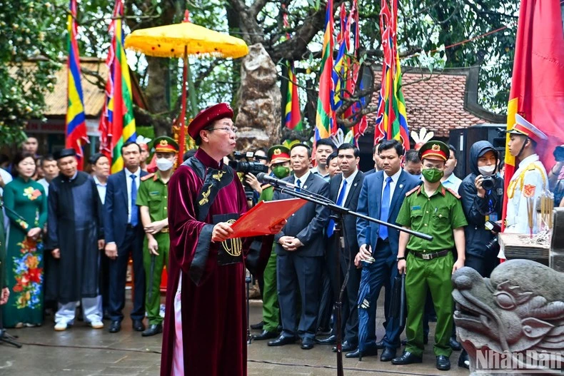 Chủ tịch UBND tỉnh Phú Thọ Bùi Văn Quang đọc Chúc văn tưởng niệm các Vua Hùng.