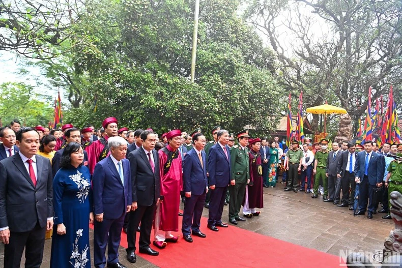 Chủ tịch nước Võ Văn Thưởng và các đồng chí lãnh đạo Đảng, Nhà nước và tỉnh Phú Thọ thành kính tưởng niệm các Vua Hùng tại đền Thượng.