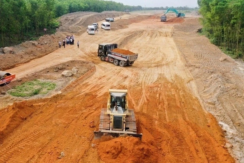 Thi công cao tốc Bắc - Nam, đoạn quảng Ngãi - Hoài Nhơn.
