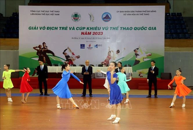Các vận động viên tranh tài khiêu vũ sau lễ khai mạc.