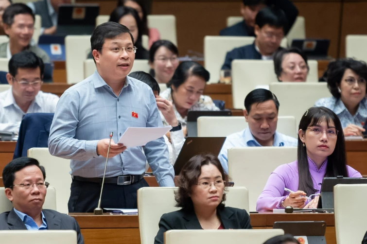 Đại biểu Nguyễn Danh Tú phát biểu ý kiến.