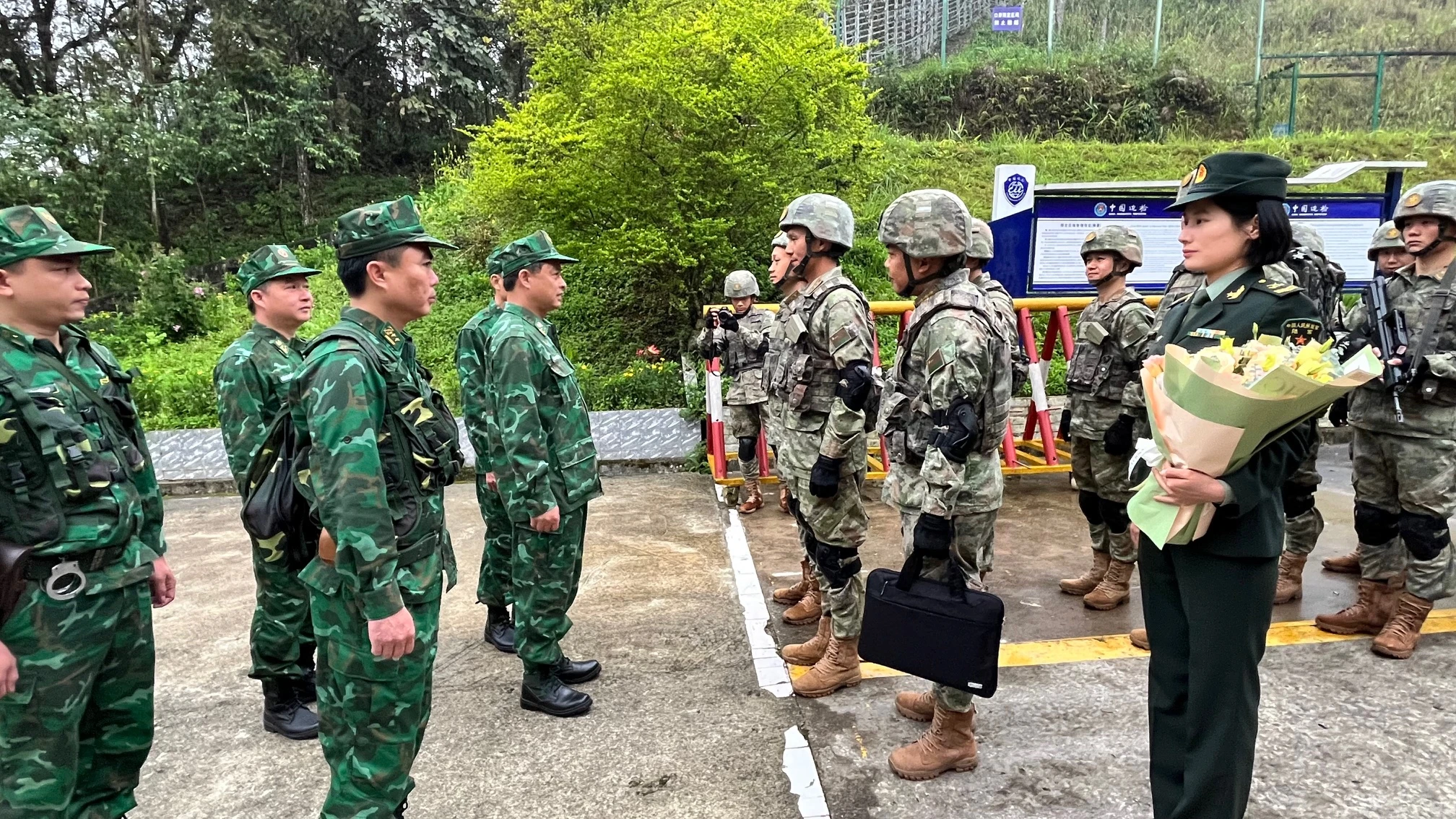 chi-huy-truong-tuan-tra-cua-hai-ben-gap-go-tai-vach-phan-dinh-duong-bien-gioi-cua-khau-muong-khuong-3054.jpg