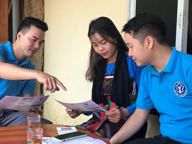 Cán bộ ngành BHXH Việt Nam tuyên truyền, tư vấn chính sách BHXH, BHYT tới người dân. (Ảnh: Báo điện tử ĐCS Việt Nam)