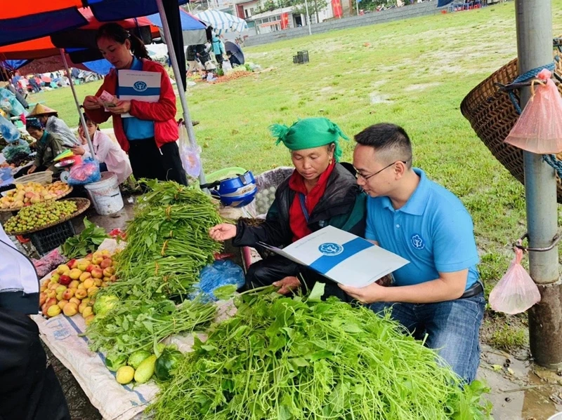 Số người tham gia BHXH, BHYT, bảo hiểm thất nghiệp tiếp tục tăng qua các năm và đã tập trung vào nhóm yếu thế. (Ảnh: Báo Điện tử ĐCS Việt Nam)